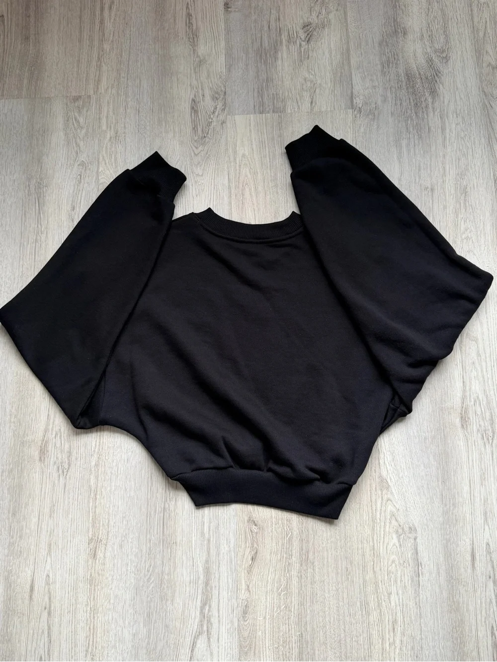 ALO Yoga - Cropped Accolade Crewneck Sweatshirt in Black - size XXS